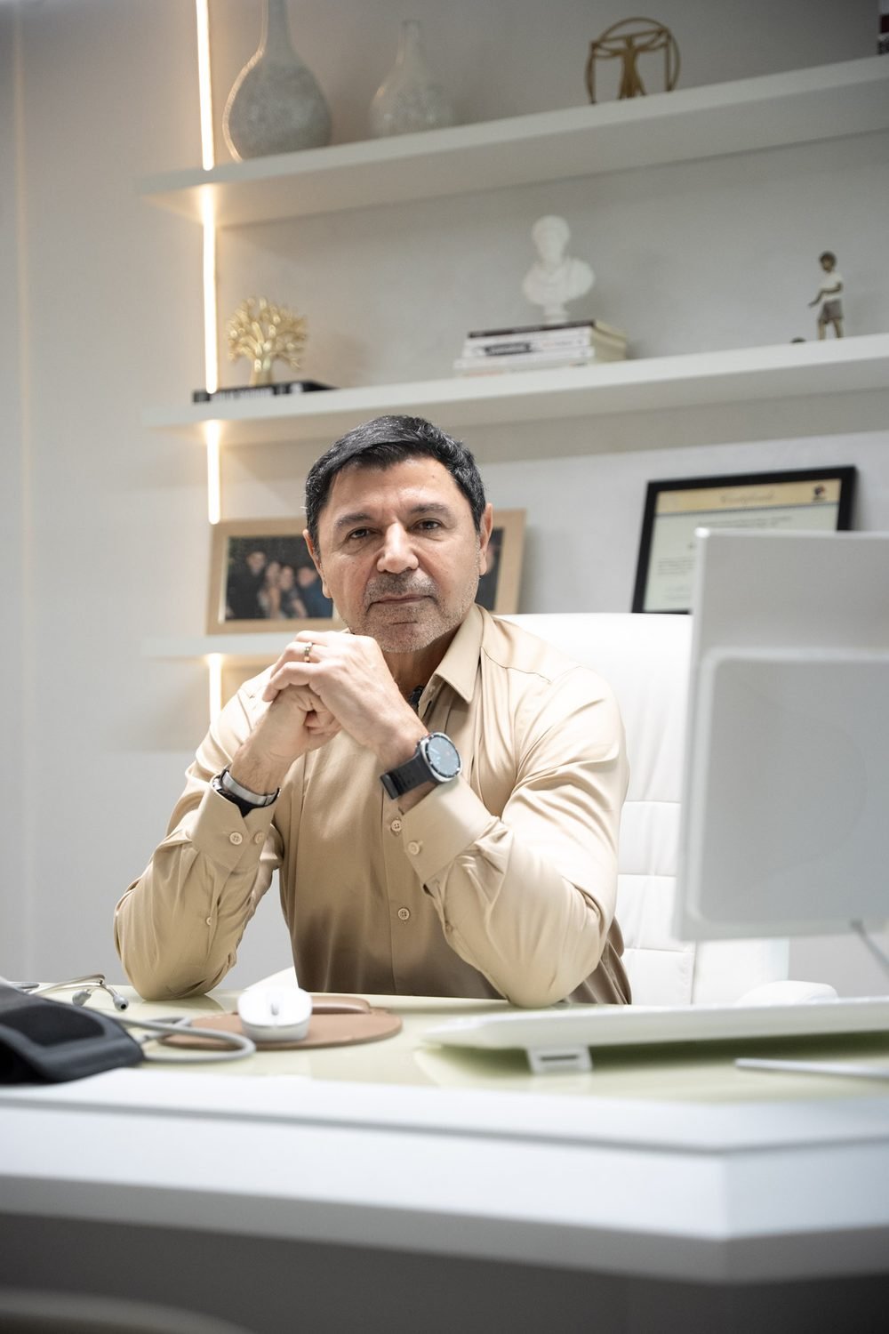 Dr. João Vergílio do Nascimento no consultório do Instituto Aureus, em Vila Velha